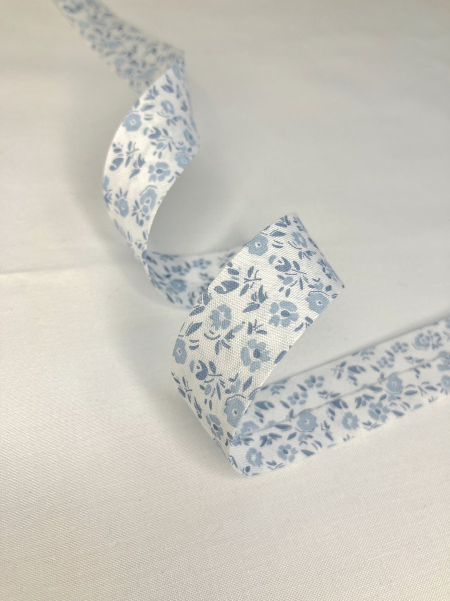 Biais fleurs nuances de bleu 20 mm – Image 2
