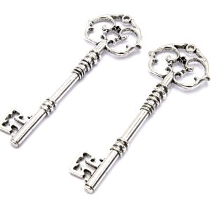 Grands pendentifs clés en métal argenté